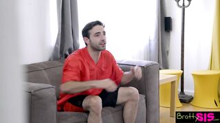 A bombázó tini picsa tv nézés helyzett szopna