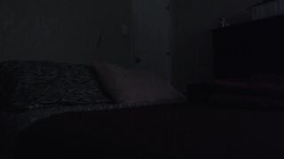 Tini csajszi pornóra maszturbál