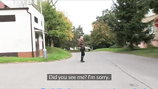 Világos Szőke tini kisasszony a raktárban dug
