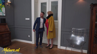Mature.nl - Öreg háziasszony popóba baszva