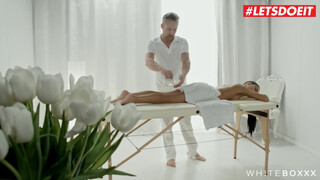 The White Boxxx - Apolonia Lapiedra élvezi a masszőrt