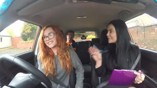 Fake Driving School - kicsike vörös hölgyemény eltereli az oktató figyelmét