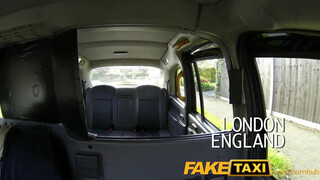 FakeTaxi - méretes seggű nőci kúrni akar