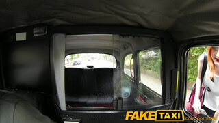 FakeTaxi bombázó vörös kiscsaj extra kannákkal