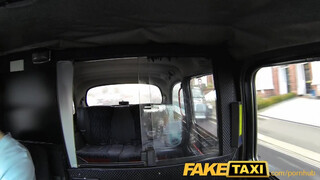 FakeTaxi gyönyörű bige engedi popóba is
