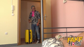 Fake Hostel szűk pinájú olasz picsa és dupla pöcs