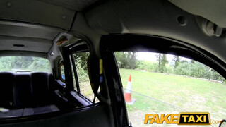 FakeTaxi még a sofőr seggét is kinyalja a picsa