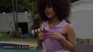 Brazzers - Nina Diaz megbaszatja magát a fiatal pasival