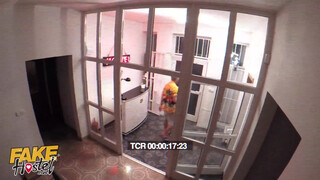 Három leszbikus hölgyemény kényezteti magát - Fake Hostel