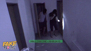 Tini bigét kúrnak a rabló srácok - Fake Hostel