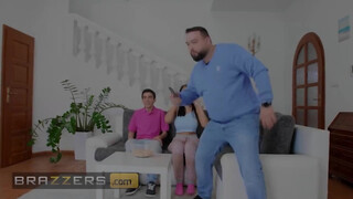 Brazzers - Jennifer Mendez tini csávó pöcsén lovagol