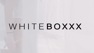 WHITEBOXXX - Világos Szőke tini hölgyemény extra masszázst kap