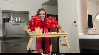 TeenPies - kora reggeli helyett egy kicsike beleélvezés