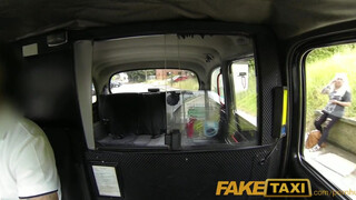 Faketaxi - szőrös pinájú milf kiscsaj közösül egyet