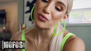 MOFOS - Abella Danger szőrös pinája megkefélve