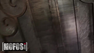 MOFOS - Abella Danger szőrös muffja megkúrva