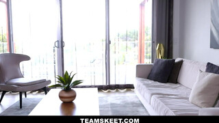 TeamSkeet - Gwen Vicious méretes feneke megkúrelva