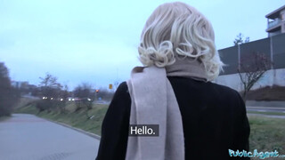 Public Agent - világos szőke fekete spiné és a vastag nyeles aszpirin