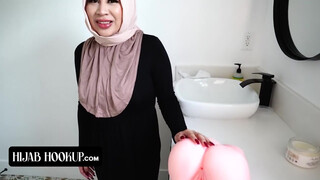 Hijab Hookup - Tokyo Lynn a szőrös muffos háziasszony