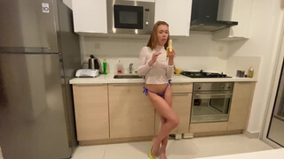Mia durván meghágva