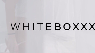 WhiteBoxxx - nagymellű tinicsaj az takaró alatt maszturbál