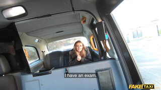 Fake Taxi - 18 éves hölgyemény popóba tolva