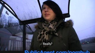 PublicAgent - kisasszony a buszmegállóból