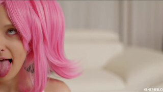Real Life Hentai – pink hajú kiscsaj dildókban lovagol