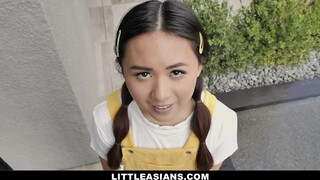 Gyönyörű kicsike japán kisasszony és a szomszédok