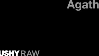 TUSHYRAW - Agatha a fullos vörös hajú kiscsaj