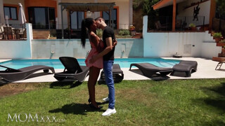 MOMxxx - Tina Fire a hatalmas mellű néger milf
