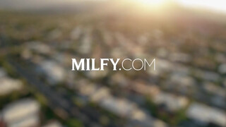 MILFY - Lexi szereti a jó hatalmas kárót