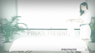 PrivateBlack - Julia Rocka a izgató masszőr hölgyemény