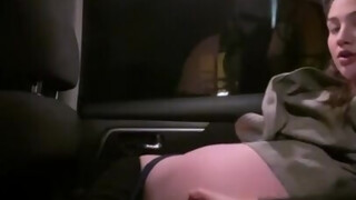 Alyx Star az uber autóban peckezik