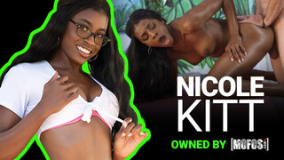 Mofos - Nicole Kitt a gyönyörű hatalmas tőgyes csoki csajszi