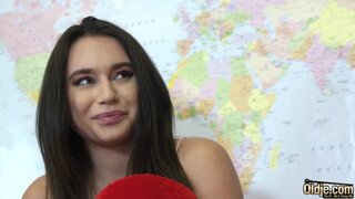 Ártatlan tini megkefélve vén férfi által a pinában és arcra élvezés