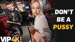 Bátor világos szőke pornófilmes döngeti idegen faszit a bárban