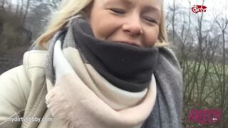 Forró tini csajszi kerékpáron dörzsöli szaftos puncáját