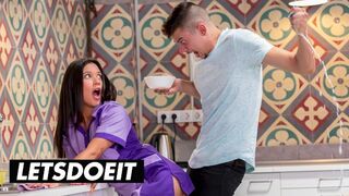 A szexy szobalány Jade Presley kitakarít és cumizza a hatalmas faszkat a forró szálláson
