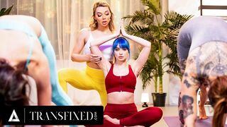 Emma Rose transzvesztita jógaoktatót elkapják, amíg Jewelz Blu-t baszogatja közönséges jógaórán!