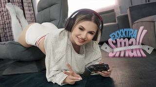 Pici tini kisasszony Aria Banks elkapja magas mostohabátyját Chris Epicet, aki a szobájában kézimunkázza a léce