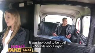 Fiatal pasi gyorsan megdugja Angel Piaff szaftos csupasz puncáját a hamis taxiban