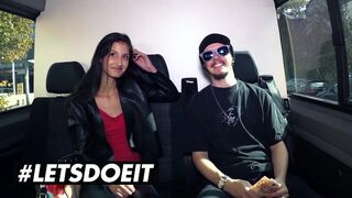 Vékony csoki Coco Kiss pénzért cumizza a méretes barna fazt az verdában