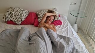 Dögös csávó megbassza a haver feleségét, miután az lelépett, és pov videót készít neki