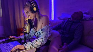 A nevelő fia édesen megbassza a nedves, kielégíthetetlen nevelő anyját, amiért belezavart a videójáték streambe