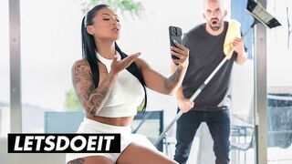 Dögös Latin Amerikai MILF Mariana Martix Alaposan Megkúrva az Asszisztens által a LetsDoeIt Csatornán