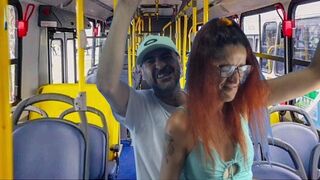 Idegen egyetemista hölgyeményt dugnak meg a buszon!