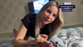 Amatőr világos szőke kiscsaj vad cumizása méretes fasszal