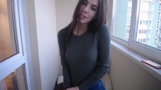 Csinos picsa tanya mutatja a cicijét