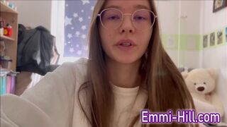 Tini kurva durván ujjazza magát és spriccel!